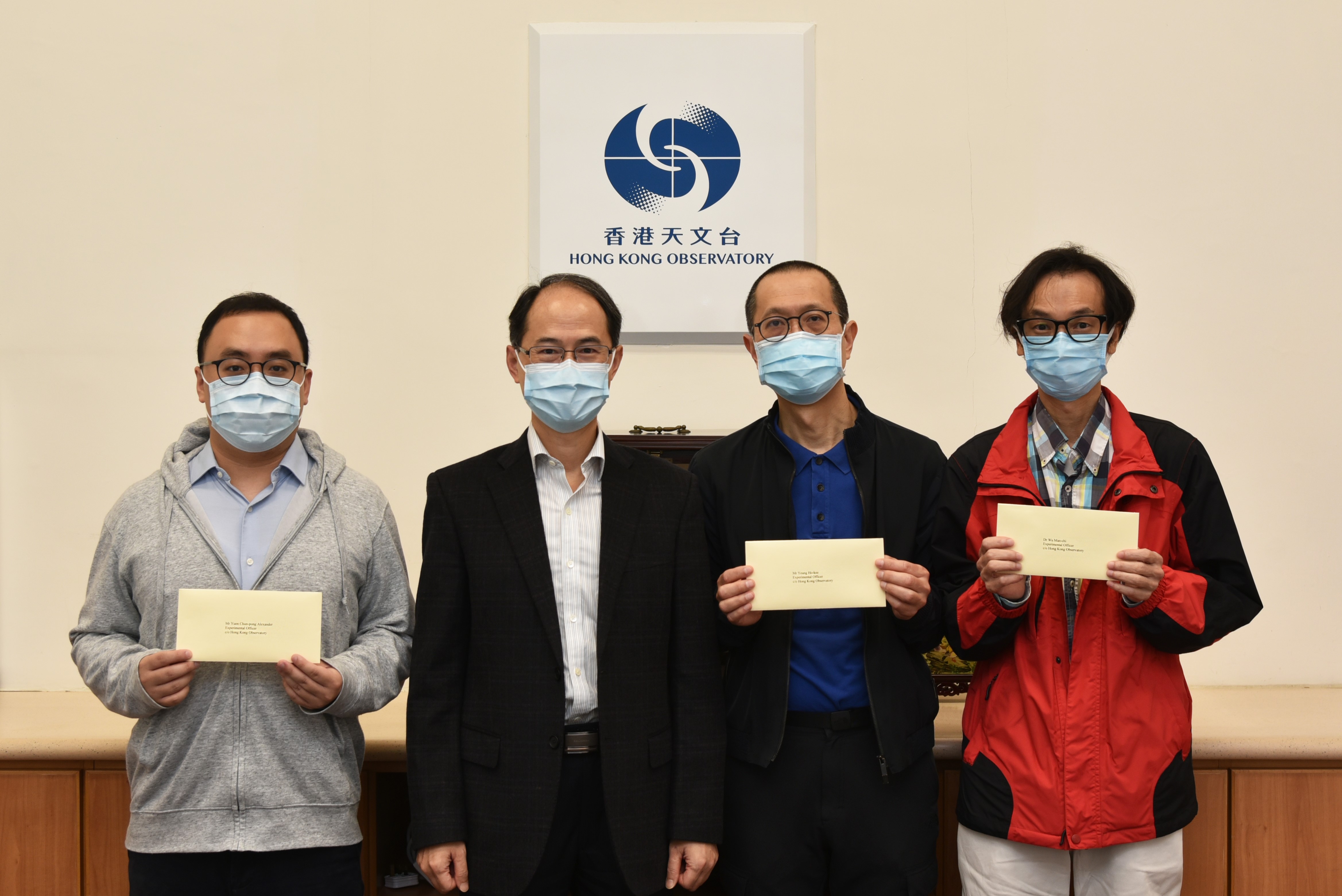 袁俊邦先生 (左一)、楊賀基先生 (左三)、胡文志博士 (左四) 及陳浩新先生晉升為高級學術主任