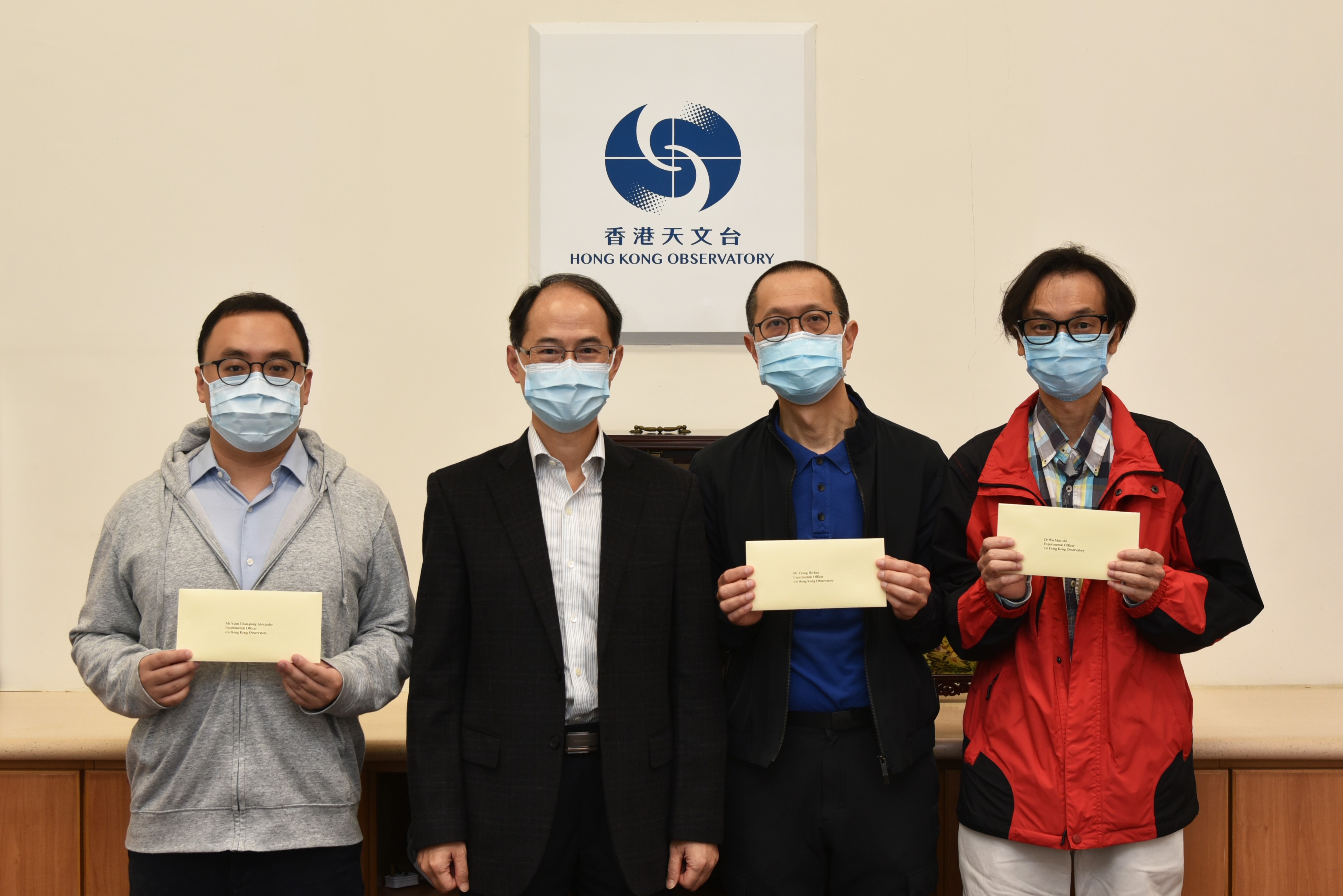 Mr Yuen Chun-pong (first from left), Mr Yeung Ho-kee (second from right), Dr Wu Man-chi (first from right) and Mr Chan Ho-sun
were promoted to Senior Experimental Officers
