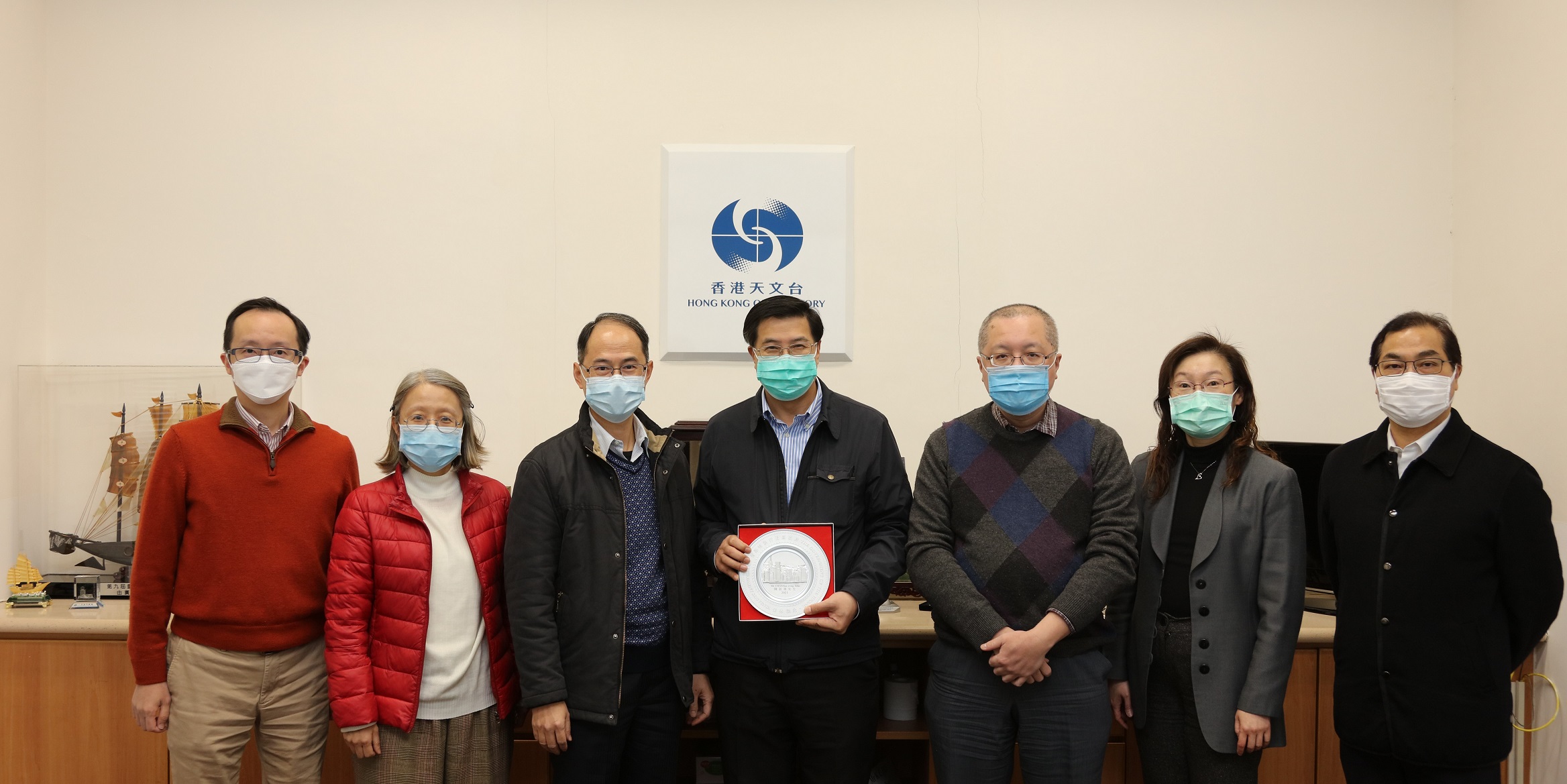 Senior Scientific Officer, Mr Chan Kai-wing (middle), retired