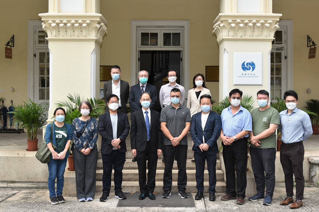 An Islands District Council delegation visited the Hong Kong Observatory (5 May 2021)