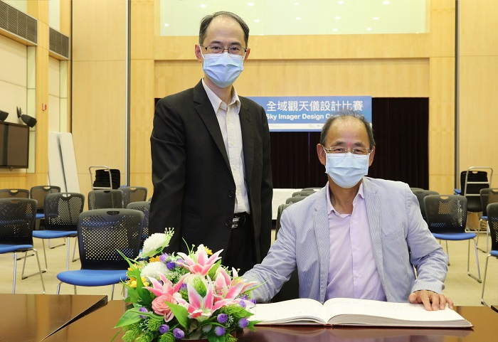 Scientific Advisor Professor Chan Lung-sang (right) visited the Hong Kong Observatory (2 July 2021)