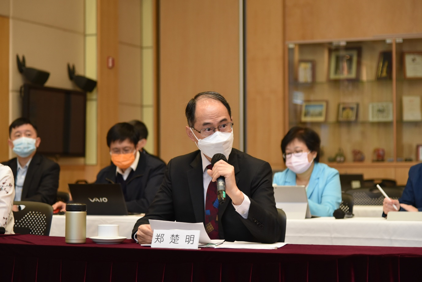 Dr Cheng Cho-ming (middle), Director of the Hong Kong Observatory, gave a speech during the 26th Guangdong - Hong Kong - Macao Meeting on Cooperation in Meteorological Operations