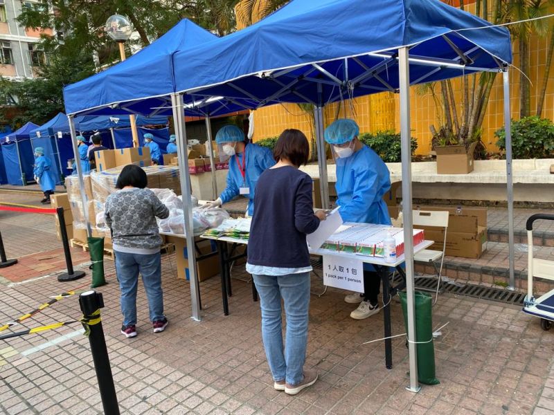 天文台同事向居民派發食物包和抗疫用品