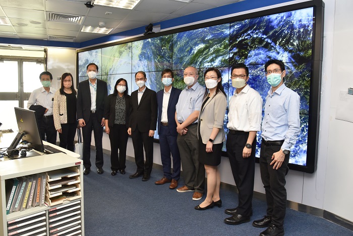 Director of Drainage Services Ms Alice Pang, JP (fourth from left) visited the Hong Kong Observatory (17 October 2022)