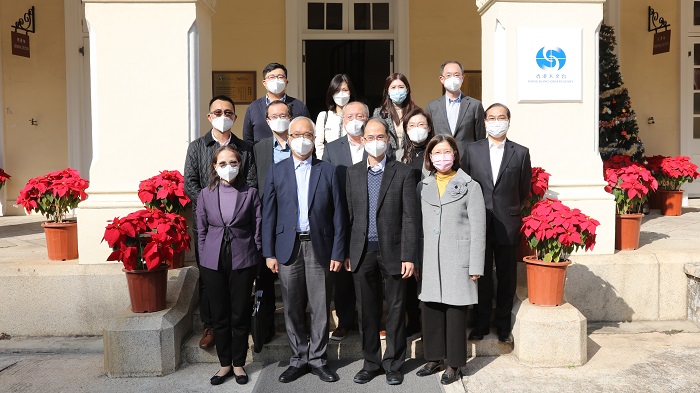 Secretary for Environment and Ecology, Mr Tse Chin-wan, BBS, JP (front row, second left) visited the Hong Kong Observatory (5 January 2023)