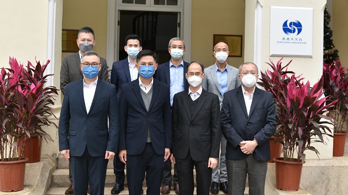 The Director of Fire Services, Mr Andy Yeung Yan Kin, F.S.D.S.M. (front row, second from left) visited the Hong Kong Observatory (1 December 2022)