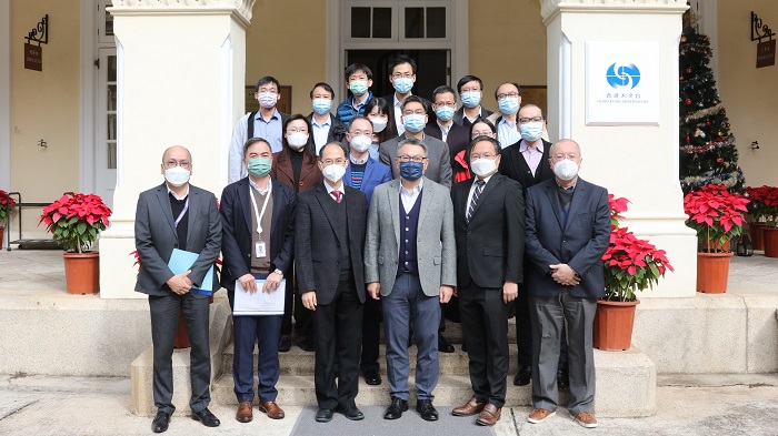 The Director-General of Civil Aviation, Mr Victor Liu Chi Yung, JP (front row, third from right) visited the Hong Kong Observatory (20 December 2022)
