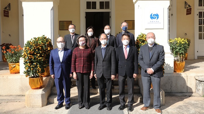 The Secretary for the Civil Service, Mrs Ingrid Yeung Ho Poi-yan, JP (front row, second from left) visited the Hong Kong Observatory (18 January 2023)