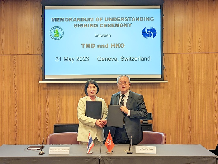 Observatory Director Dr Chan Pak-wai (right), and the Director-General of the TMD, Dr Chomparee Chompurat (left), signed the renewed MOU in Geneva, Switzerland