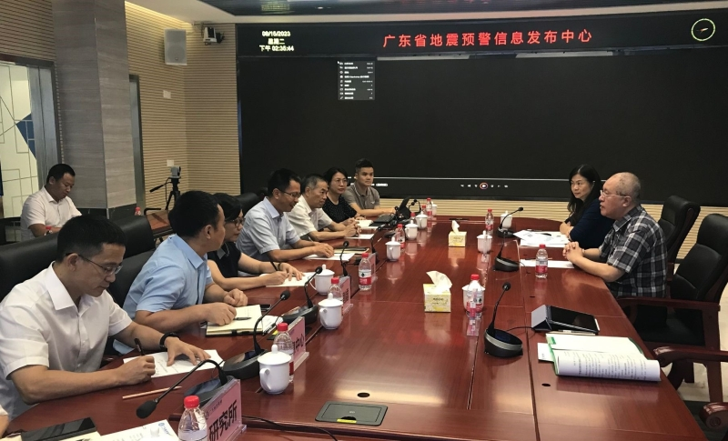 Meeting between the Hong Kong Observatory delegation and the GEA. From right to left on the right-hand row are Dr Chan Pak-wai, Director of the Observatory, and Ms Lam Ching-chi, Senior Scientific Officer of the Observatory. The meeting was chaired by Mr Sun Peiqing, Director of the GEA (middle on the left row).