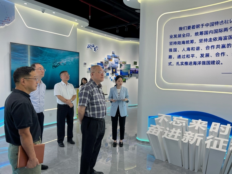 Dr Chan Pak-wai, Director of the Observatory (second from right), and Chan Sai-tick, Assistant Director of the Observatory (second from left), visiting the SCSB of the MNR together with Dr Lei Bo, Director of the SCSB/MNR (third from left).