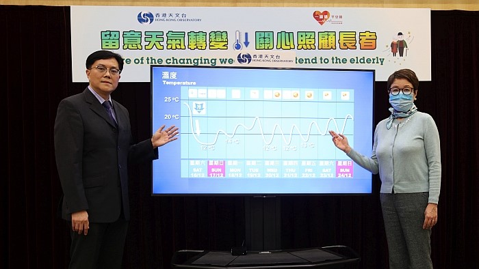 香港天文台署理助理台長鄭元中（左）和長者安居協會行政總裁王虹虹（右）