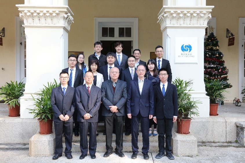台長陳栢緯博士（前排中間）與民航局空管局航空氣象中心副主任張洪泰（前排左二）、各代表團成員及天文台同事於總部合照