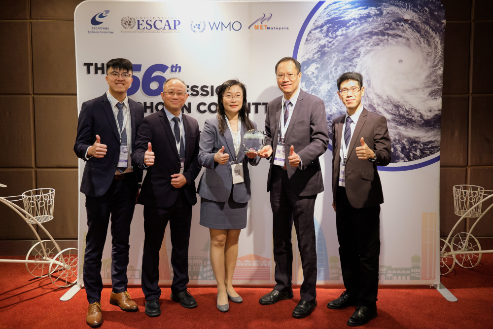 Delegation from Hong Kong, China, including Mr Chui Si-kay (second from the right), Deputy Director of the Drainage Services Department, and Ms Sandy Song Man-kuen (third from the right), Assistant Director of the Observatory.