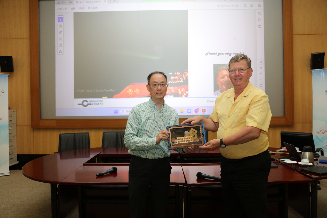 香港天文台助理台長陳世倜先生（左）向Klaus Sievers 機長（右）致送紀念品