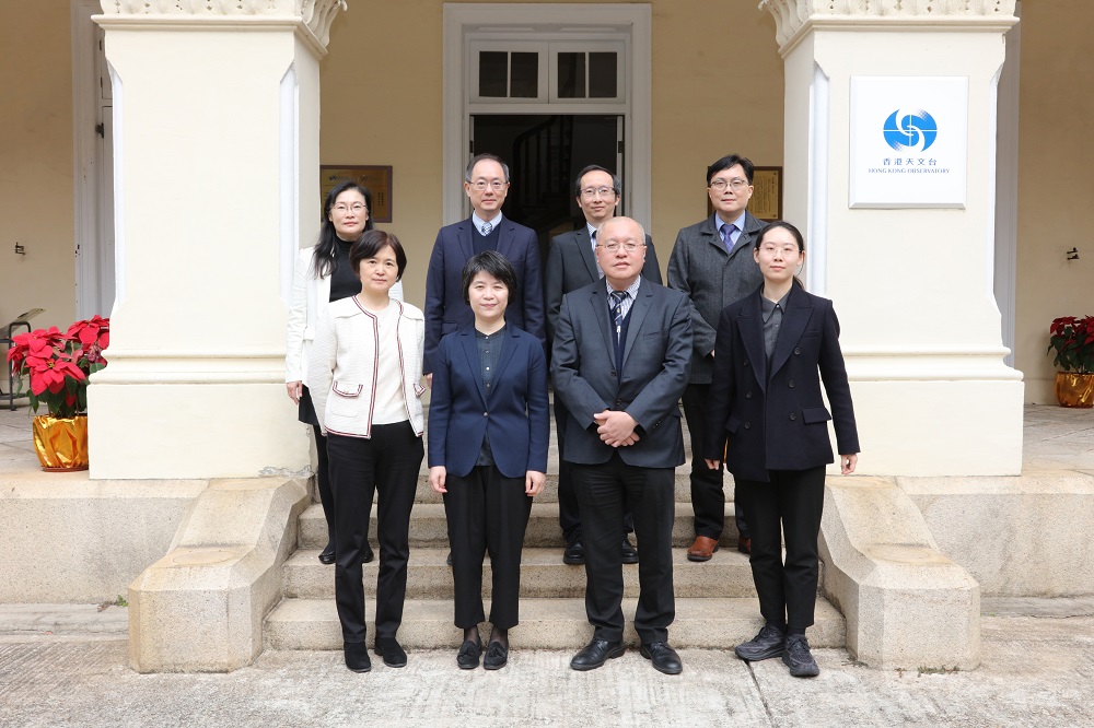 Ms Guo Fang, Deputy Minister of the Ministry of Ecology and Environment, visited the Hong Kong Observatory (8 January 2025)