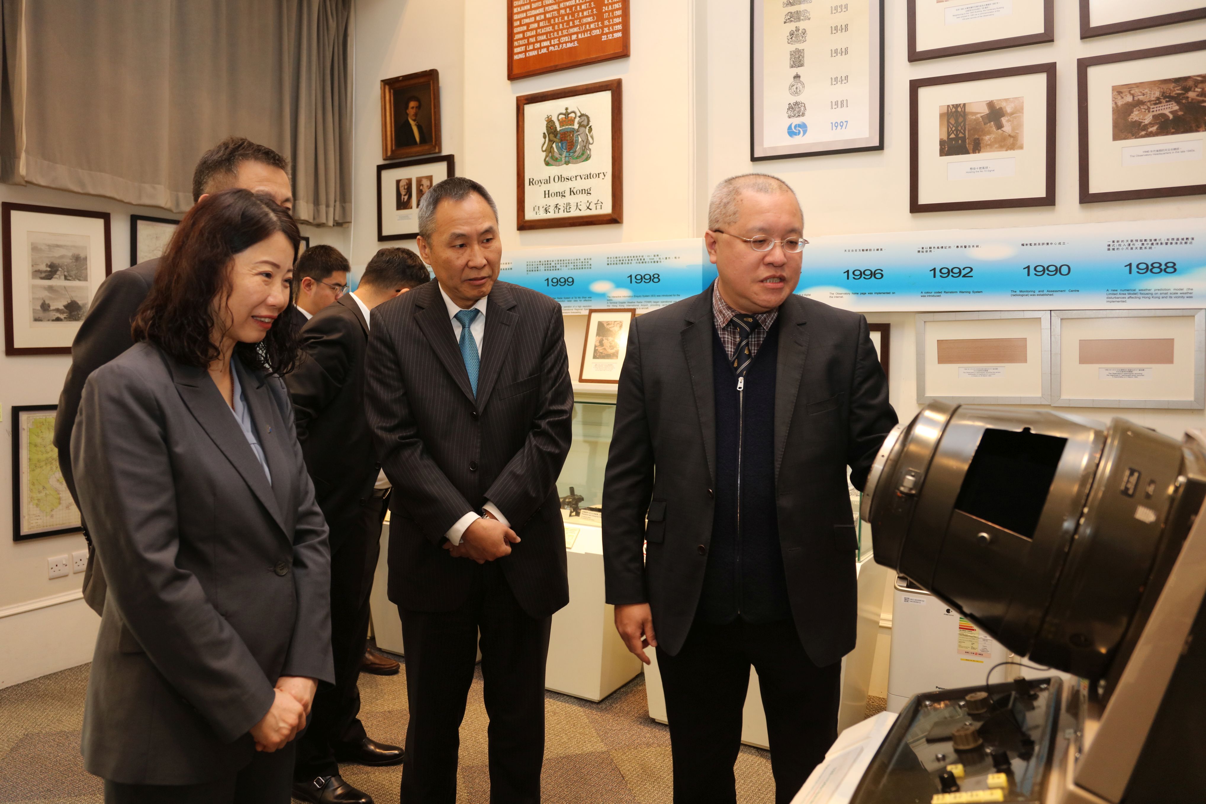 Dr Chan Pak-wai introducing exhibits in the Observatory’s History Room to CAAC delegates