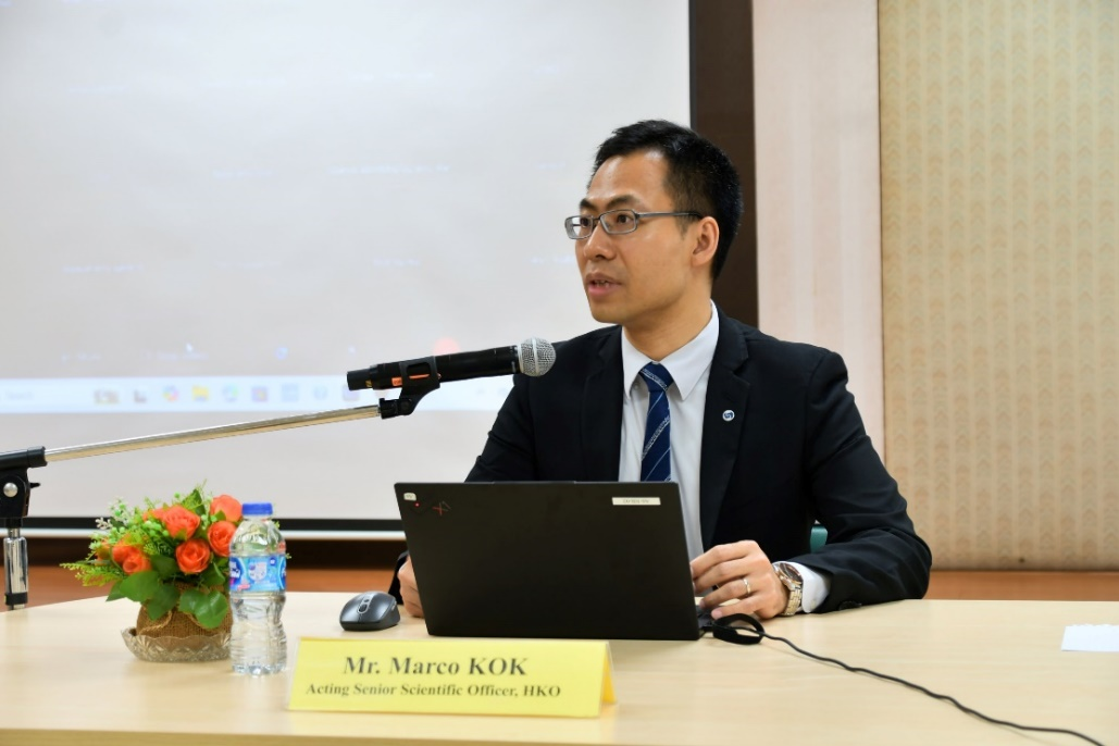郝先生为泰国气象局气象人员讲学。