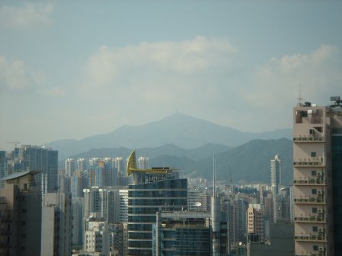 朦朧的山丘
