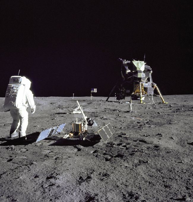 登月艙太空人Buzz Aldrin 在月球上進行阿波羅十一號艙外活動的照片。