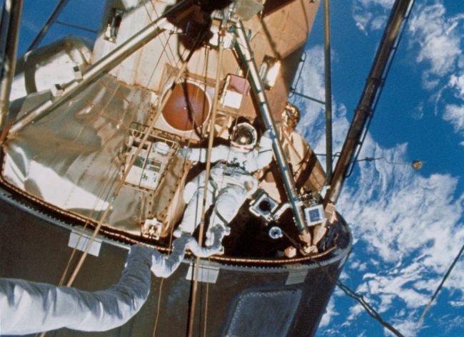 天空實驗室四號指揮官 Gerald Carr在 1974 年 2 月 3 日進行任務最後一次的太空漫步期間拍攝了這張照片。