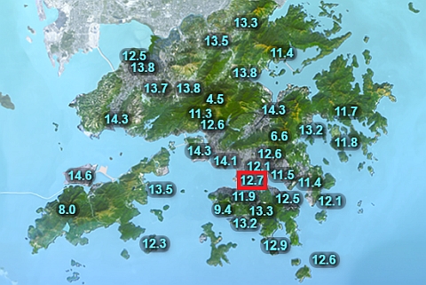 （圖一）12月6日各區的最低氣溫。當日強烈季候風信號生效，早上天文台總部有雨，最低氣溫降至12.7度。