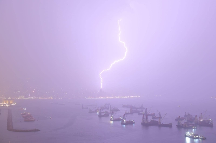 4月19日晚上11時左右於港島西拍攝到的閃電。圖片提供：Alfred Lee，社區天氣觀測計劃 （CWOS）