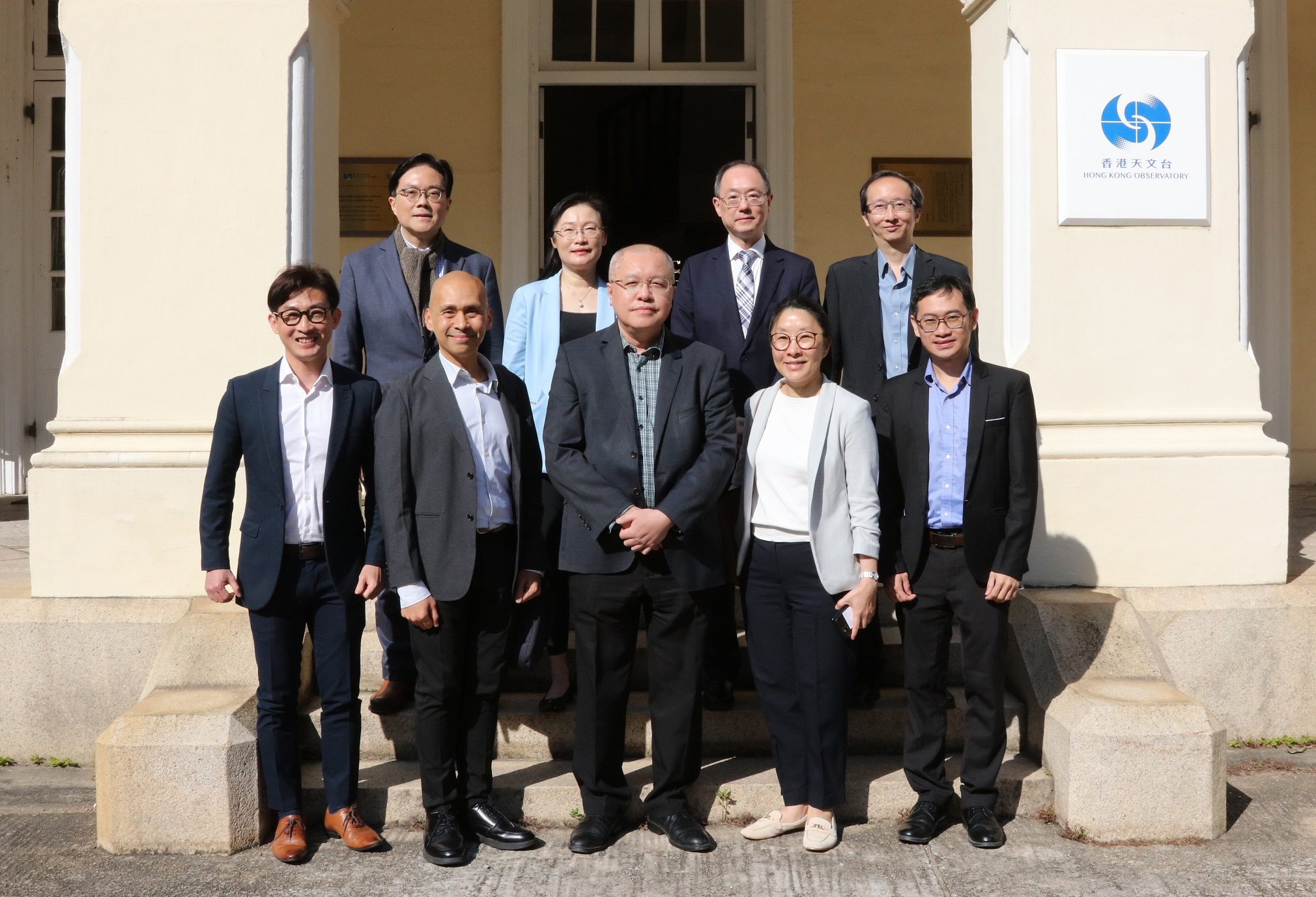 香港天文台台長陳栢緯博士（前排中間）與新加坡氣象局局長許麗娜女士（前排右二）及代表團成員在天文台總部合照
