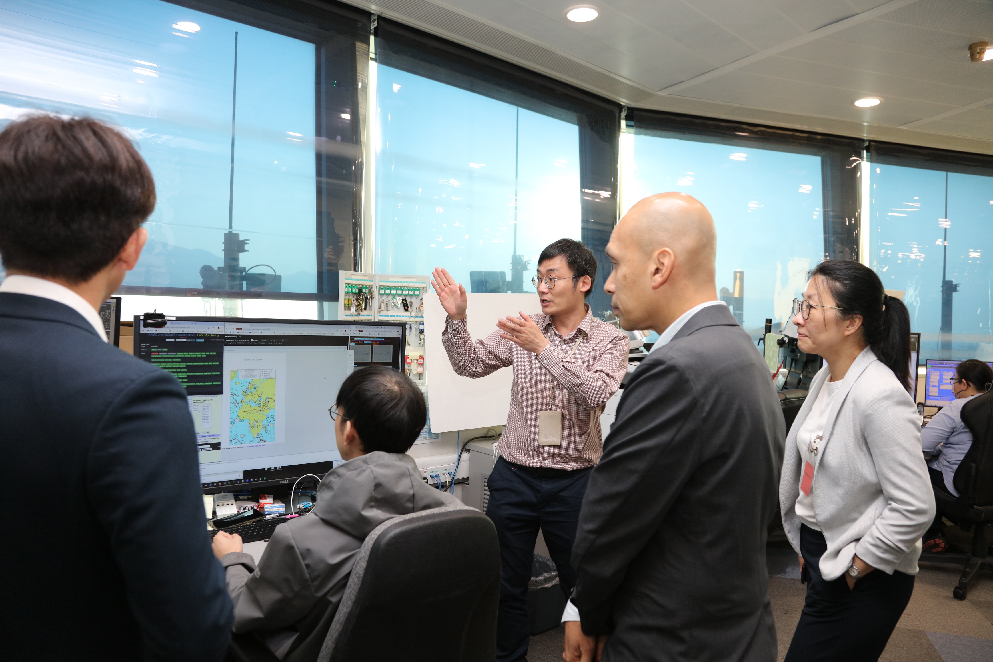 新加坡氣象局代表團參觀香港天文台的機場氣象所