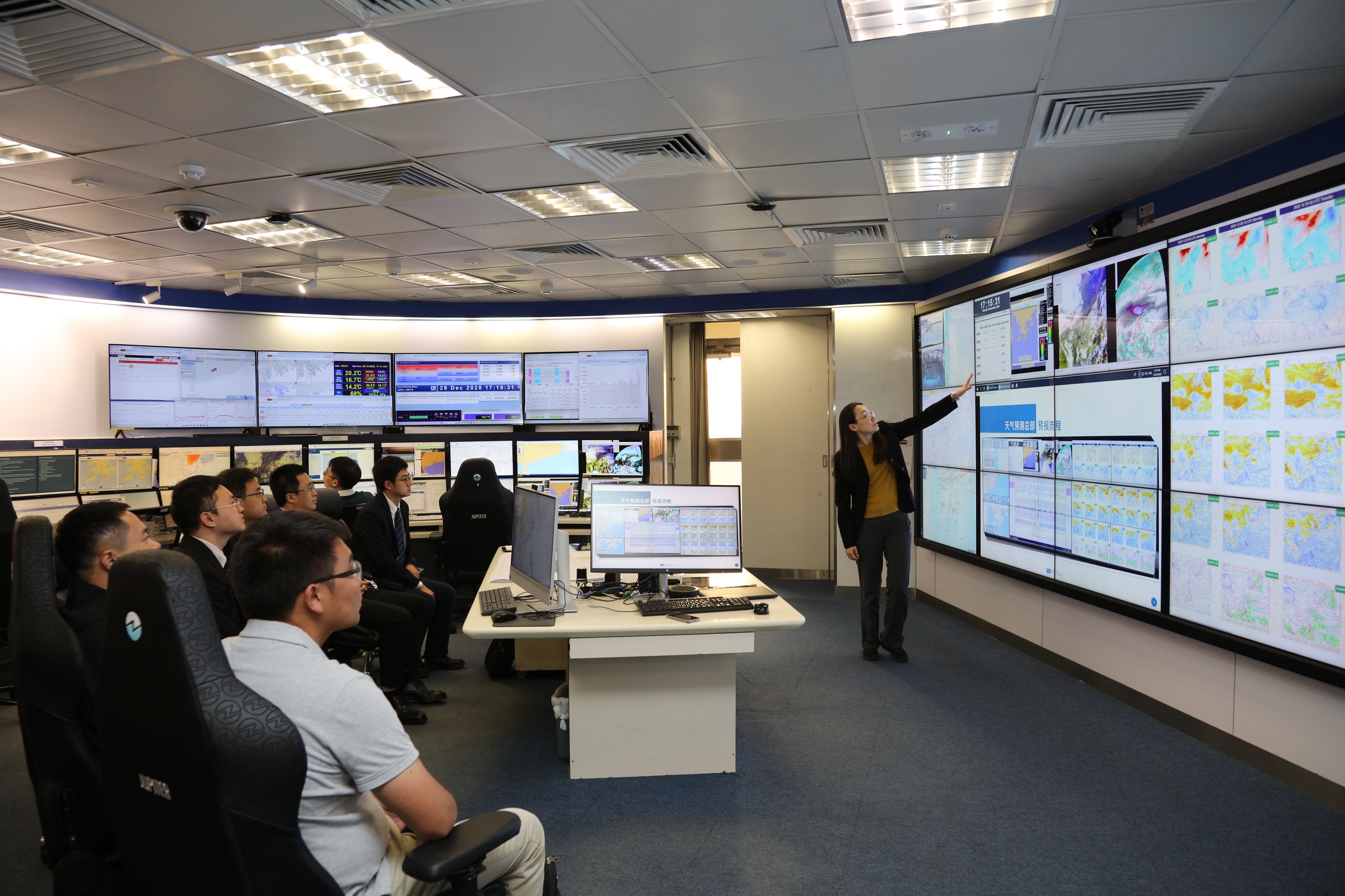 中飛院代表團參觀香港天文台天氣預測總部