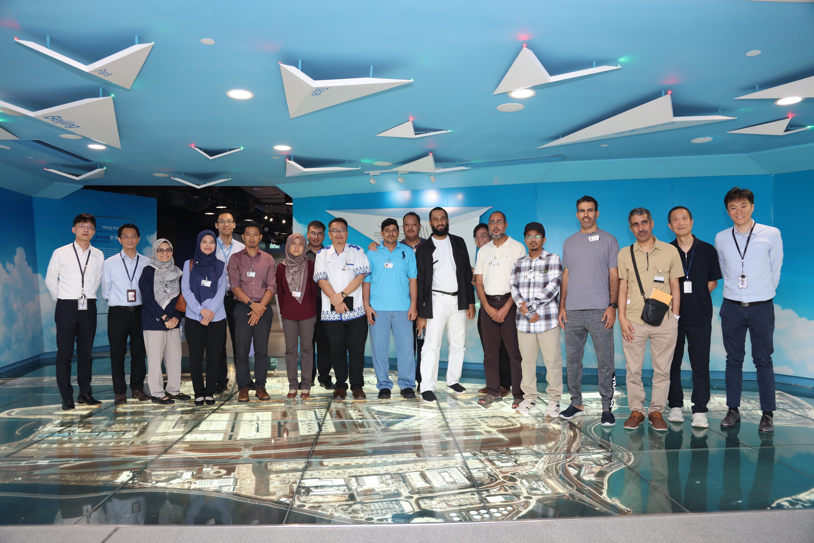 馬來西亞氣象局及阿曼蘇丹國民航局的代表與香港民航處及香港天文台同事於民航處總部合照
