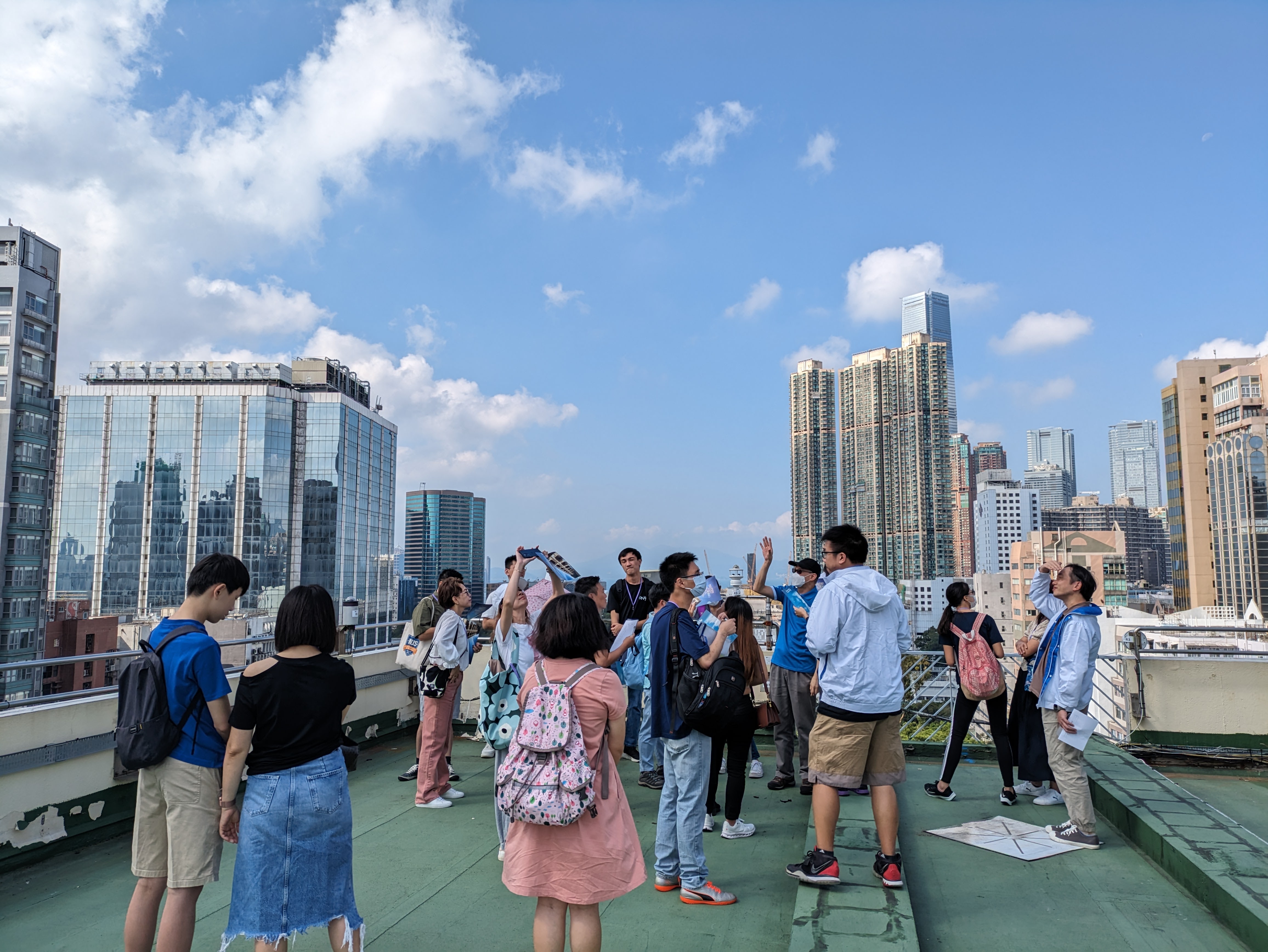 參加者進行天氣觀測練習