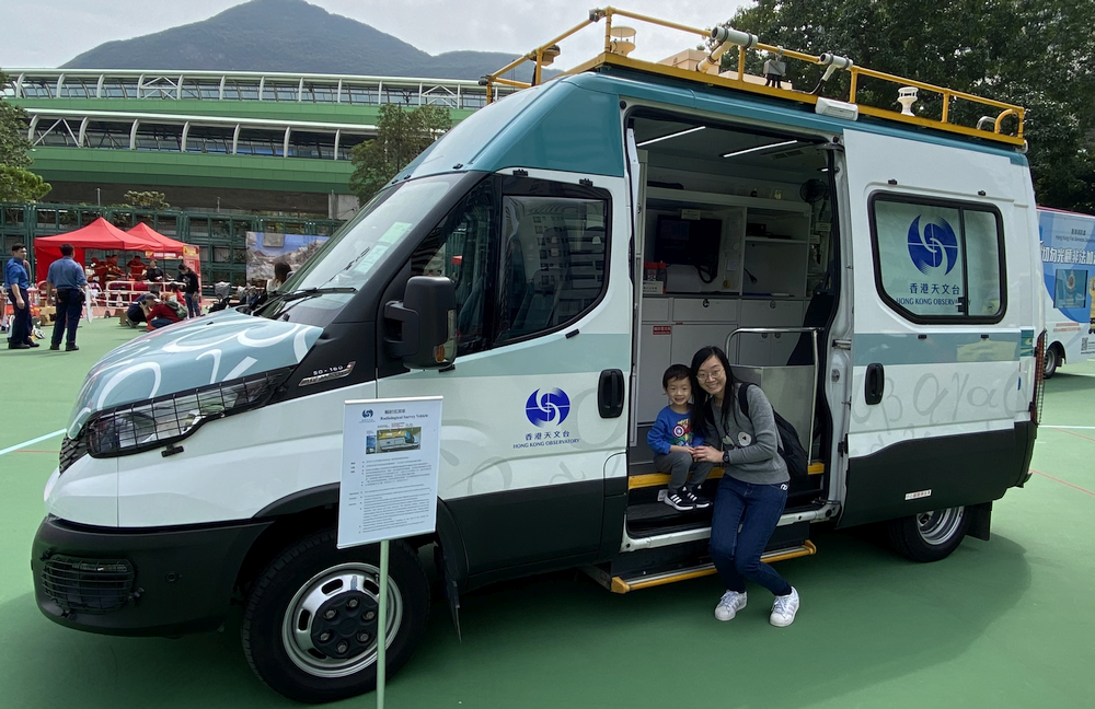 市民參觀輻射巡測車。