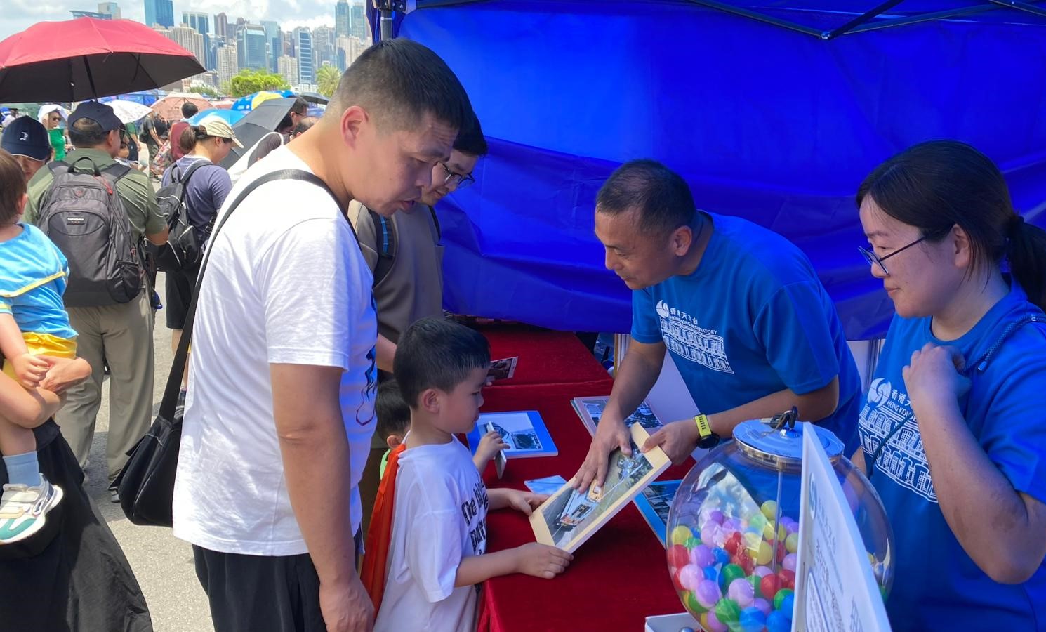 天文台設置展覽及攤位遊戲，向市民推廣輻射和核緊急應變的知識。