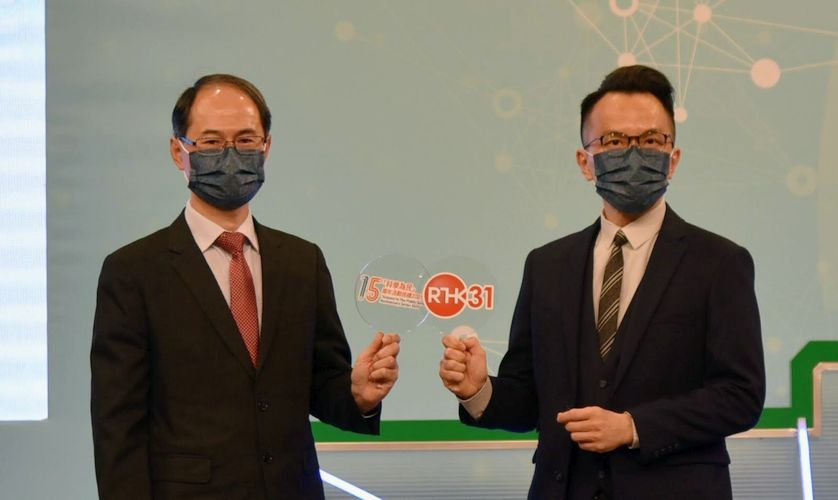 香港天文台台长郑楚明博士代表《科学为民》服务巡礼所有伙伴机构与香港电台广播处长李百全为成功合作拍照留念