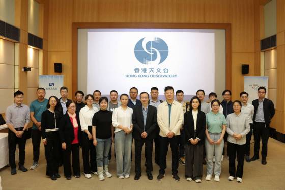 香港天文台助理台長李立信(前右五)、中國原子能科學研究院安全總監岳維宏(前右四)與各參與單位專家合照