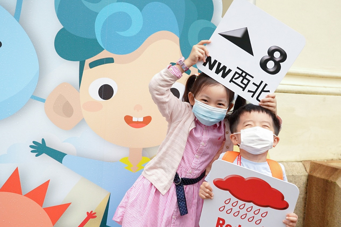 小朋友與不同「天氣警告」拍照