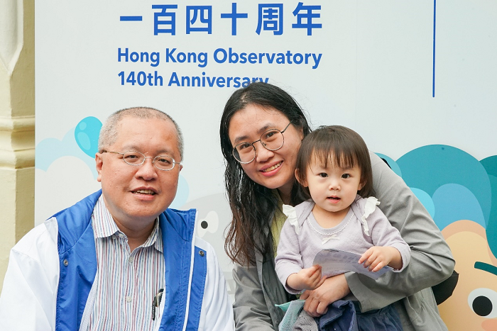 天文台台長陳栢緯與參觀市民合照
