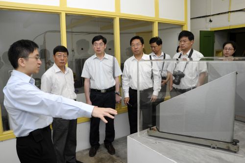 中國地震局代表團參觀用作安置地震儀的地窖