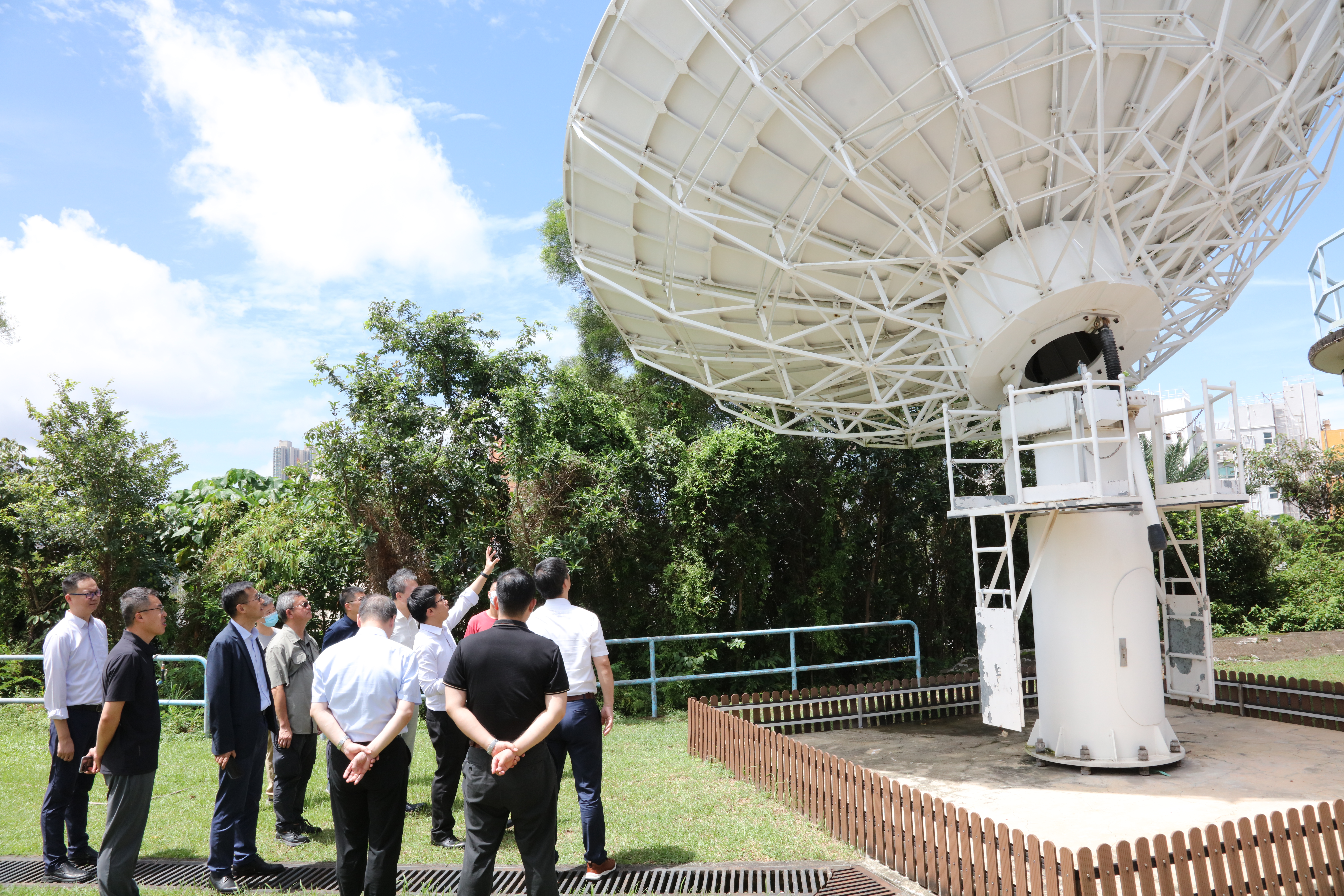專家團參觀京士柏氣象站，了解天文台的氣象衛星信號接收系統