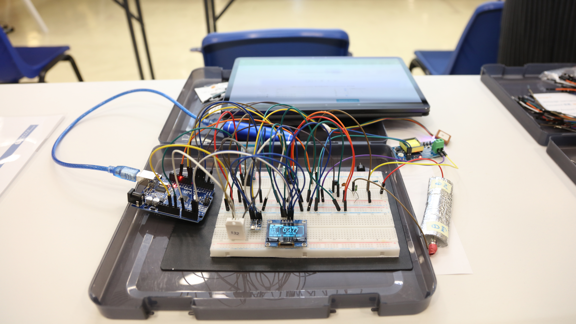 組裝在試驗電路板上的輻射和氣象微型感應器