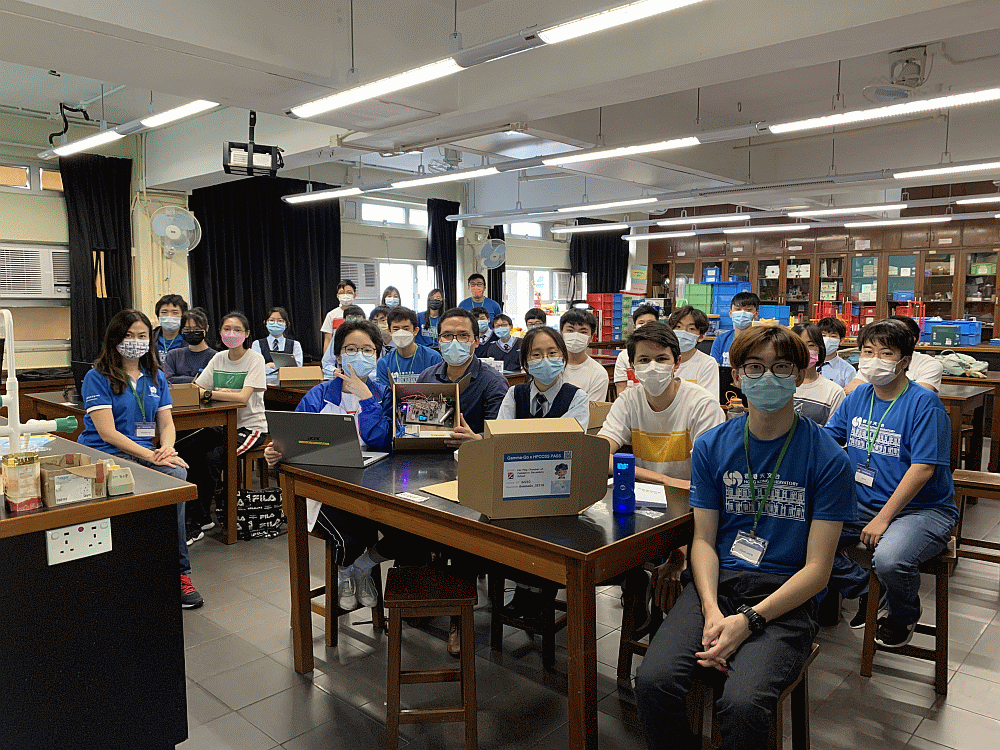 The Hong Kong Observatory personnel and volunteer tutors taking group photo with the participating students and teacher of Hoi Ping Chamber of Commerce Secondary School after the Gamma-Go Workshop.