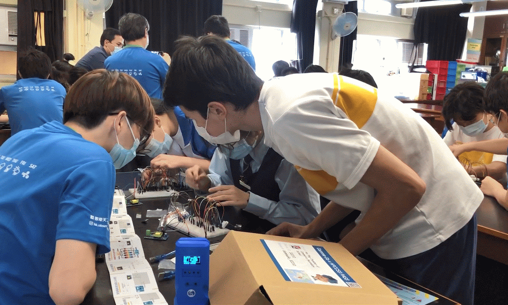 Students assembling the Gamma-Go kit on a breadboard by using Arduino open source technology under the guidance of tutors.