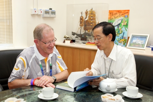 香港天文台林超英台長(右)與國際馬術聯會獸醫代表 Leo Jeffcott 交談，互換心得。