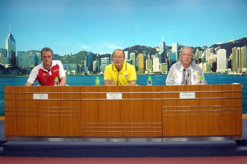 香港天文台衛翰戈助理台長(中)與馬術公司及國際馬術聯會獸醫代表舉行記者招待會，講述奧運馬術比賽期間的天氣情況。
