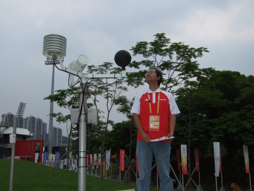 香港天文台馬術比賽場地天氣觀測員檢查監測馬匹暑熱壓力的儀器。