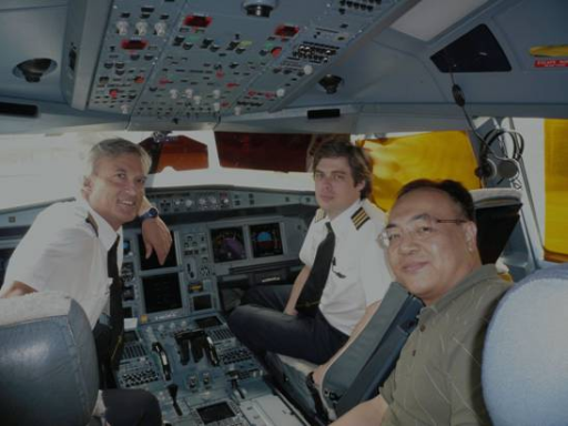 天文台航空預報員何家亮先生﹝右﹞與港龍航空機長 Mark Lynch ﹝左﹞及副機長Thomas Ferrand ﹝中﹞在飛機駕駛室體驗飛行時留影。