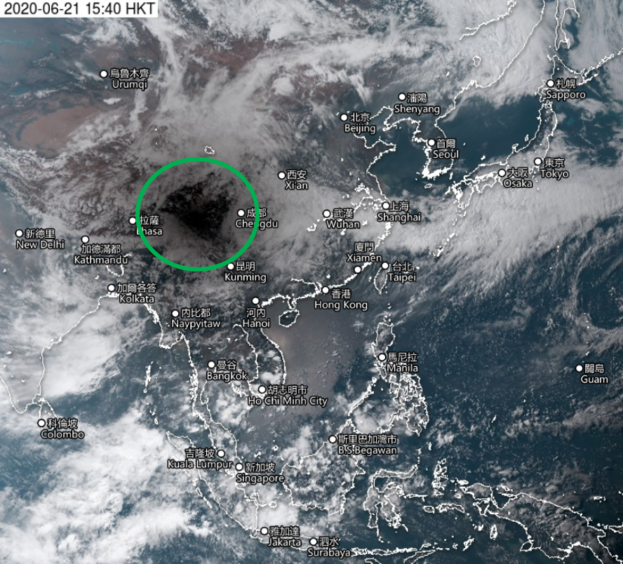 氣象衛星在下午3時40分(上圖)拍攝到月球在地球上的投影。