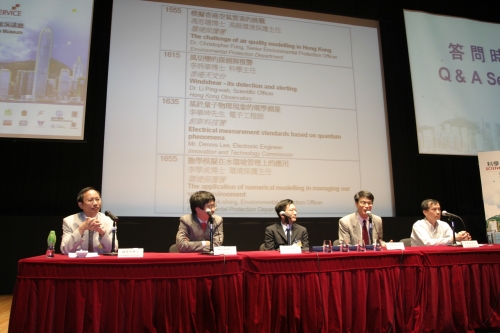 专家于演讲后一起讨论