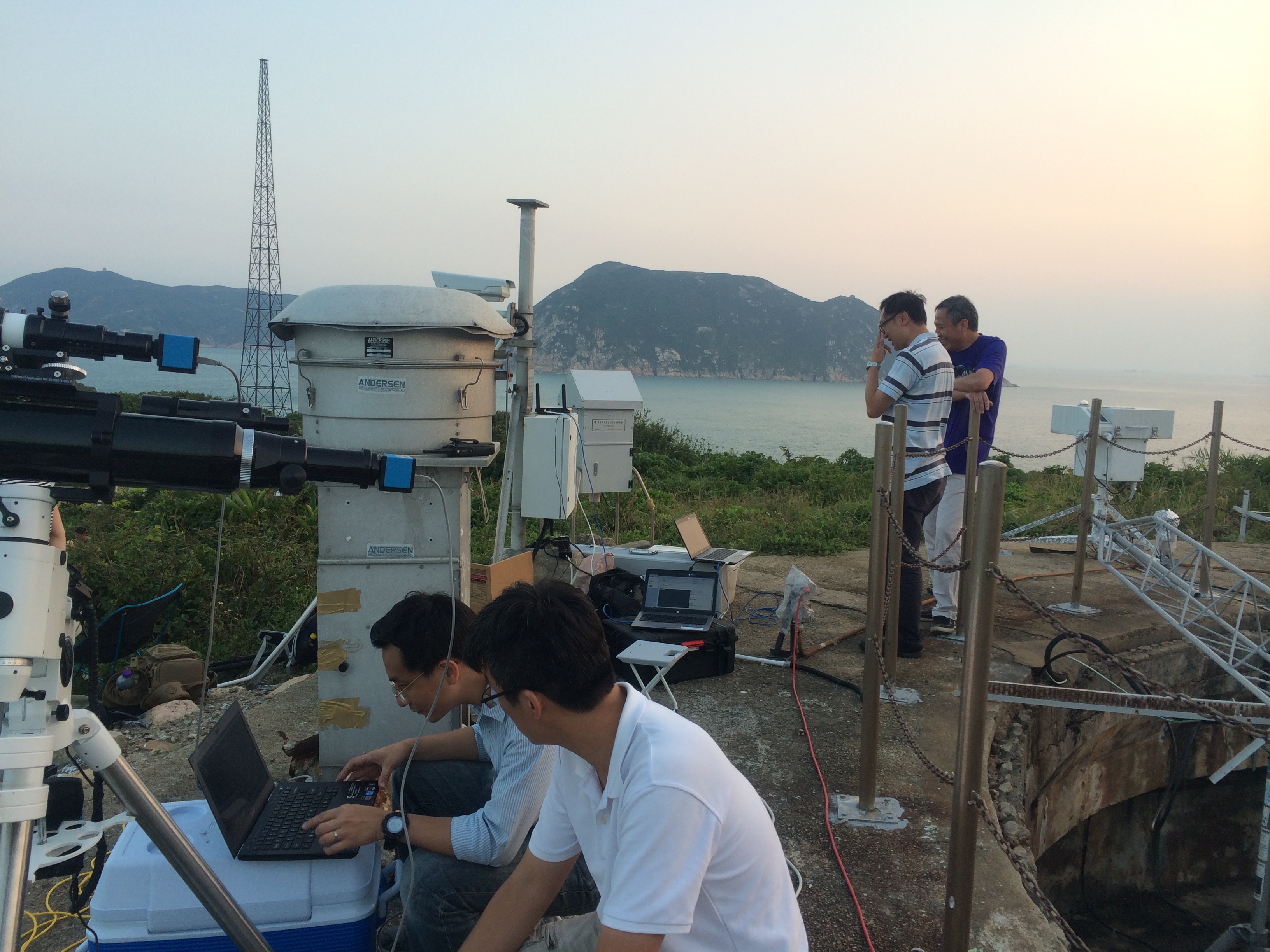 天文台直播队伍在鹤咀预备天文仪器进行拍摄